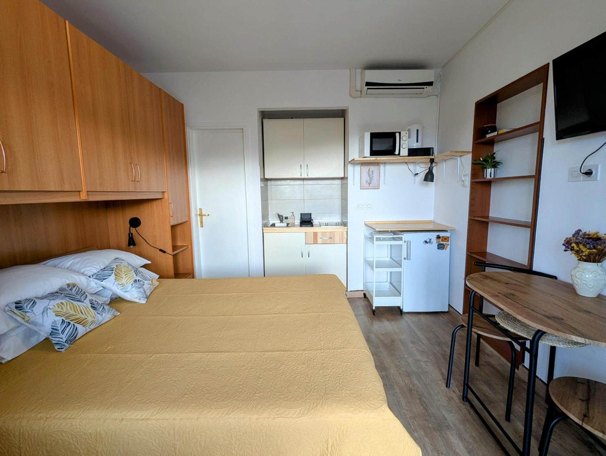 Apartments Ada Rovigno Esterno foto